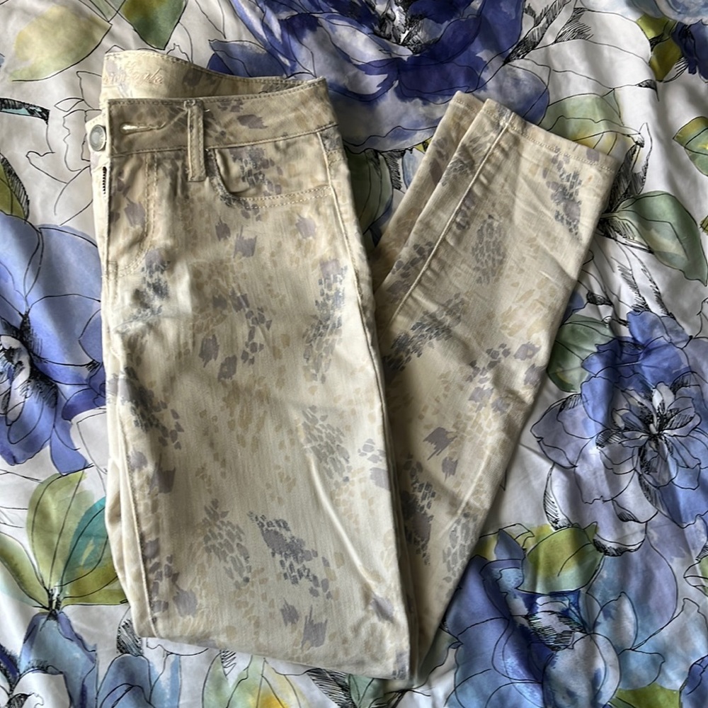 American Eagle women’s jeans, cream with pattern, size 2